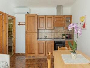 Fridge, oven - One-bedroom apartment with garden & Lacona view (Lacona)