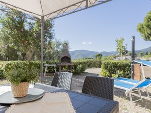 Outdoor dining - Apartment with garden and BBQ near the sea (Lacona)