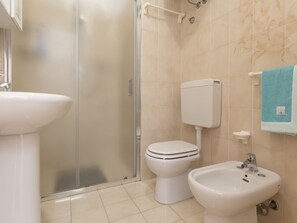 Shower - Apartment with garden and BBQ near the sea (Lacona)