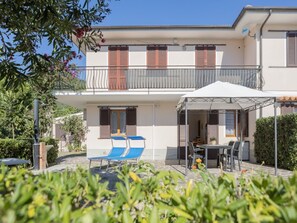 Outdoor dining - Apartment with garden and BBQ near the sea (Lacona)