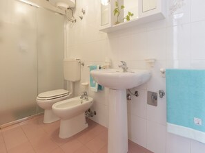 Shower - Apartment with garden and BBQ near the sea (Lacona)