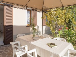 Outdoor dining - Apartment with garden and BBQ near the sea (Lacona)