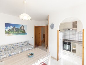 Fridge, oven - Apartment with garden and BBQ near the sea (Lacona)