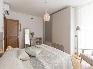 2 bedrooms, iron/ironing board, WiFi