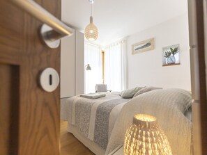 2 bedrooms, iron/ironing board, WiFi