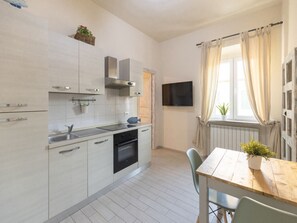 Fridge, oven - Charming Newly Renovated One-Bedroom Apartment! (Portoferraio)