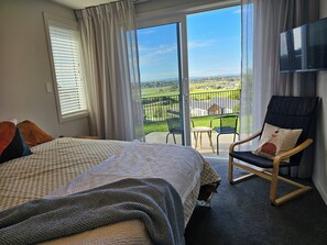 3 bedrooms, iron/ironing board, WiFi, bed sheets - Oasis for 5, close to wineries, both family friendly or an adults retreat! (Napier)