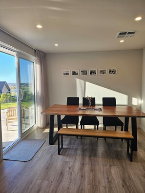 Dining - Oasis for 5, close to wineries, both family friendly or an adults retreat! (Napier)