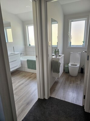 Doccia, asciugacapelli, asciugamani, sapone