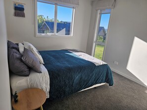 3 bedrooms, iron/ironing board, WiFi, bed sheets - Oasis for 5, close to wineries, both family friendly or an adults retreat! (Napier)