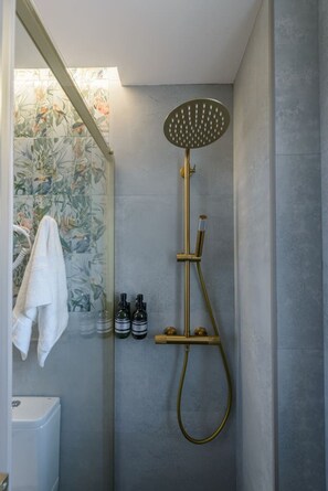 Hair dryer, towels - GRAN VIA capitals, LOS ANGElES (Madrid)