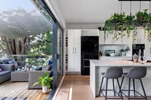 Fridge, microwave, coffee/tea maker, toaster - The Bridge Bird Sanctuary - Auckland Holiday Home (Auckland City)
