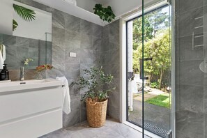 Interior - The Bridge Bird Sanctuary - Auckland Holiday Home (Auckland City)