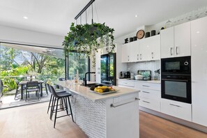 Fridge, microwave, coffee/tea maker, toaster - The Bridge Bird Sanctuary - Auckland Holiday Home (Auckland City)