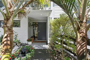 Exterior detail - The Bridge Bird Sanctuary - Auckland Holiday Home (Auckland City)