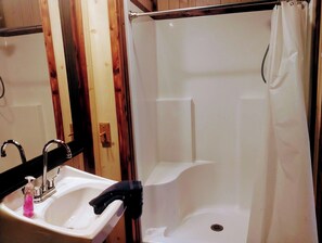 Douche, serviettes fournies, papier toilette