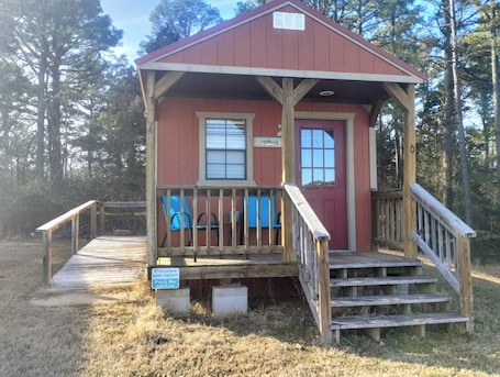 Exterior. Cozy 1-bedroom cabin in peaceful Salesville with AC