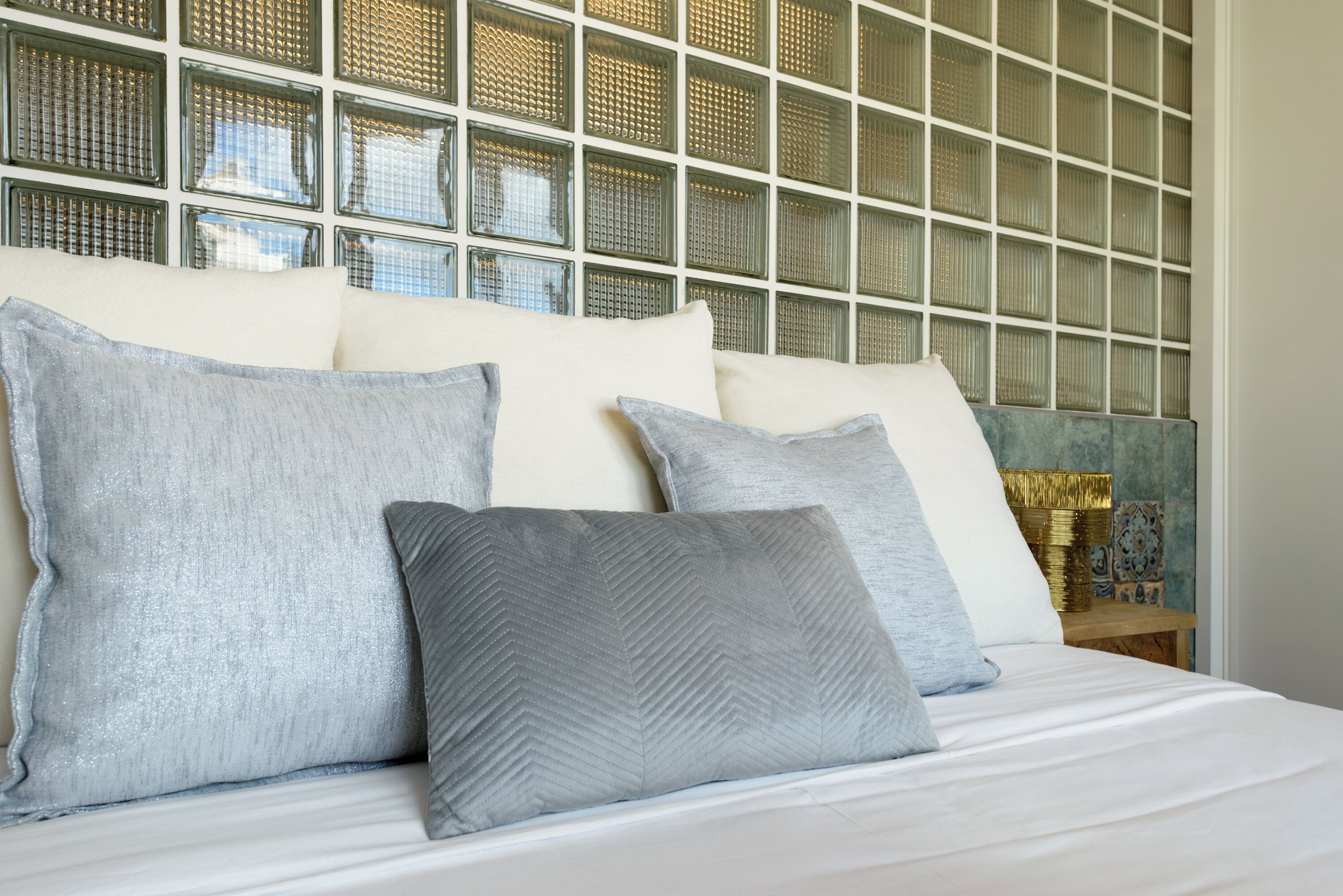 Tabla de planchar con plancha, wifi y ropa de cama 