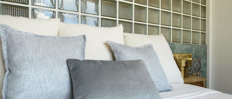 Tabla de planchar con plancha, wifi y ropa de cama