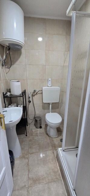 Haartrockner, Handtücher, Seife, Toilettenpapier