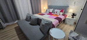 Iron/ironing board, WiFi, bed sheets