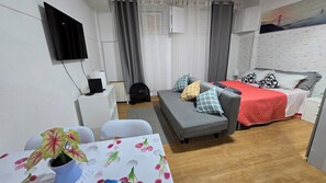 Iron/ironing board, WiFi, bed sheets