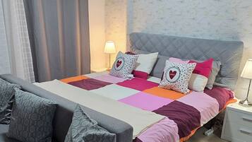 Iron/ironing board, WiFi, bed sheets