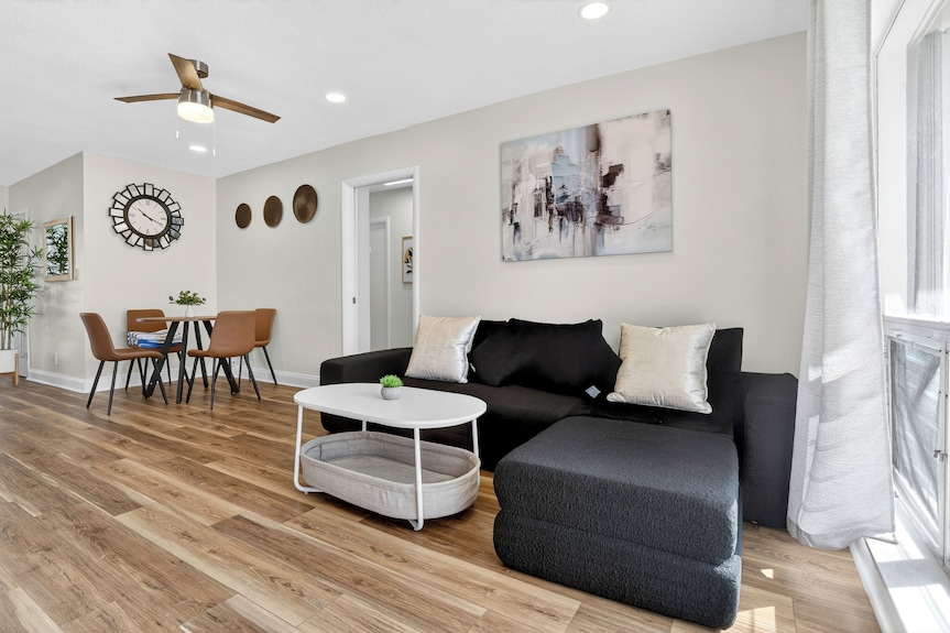 Swaying Palms Unit 1: 2 Br 2 Bath Retreat, Near Beach, Heated Pool, Free Parking - Deerfield Beach, FL
