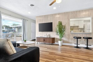 TV - Swaying Palms Unit 1: 2 BR 2 Bath Retreat, Near Beach, Heated Pool, Free Parking (Fort Lauderdale)