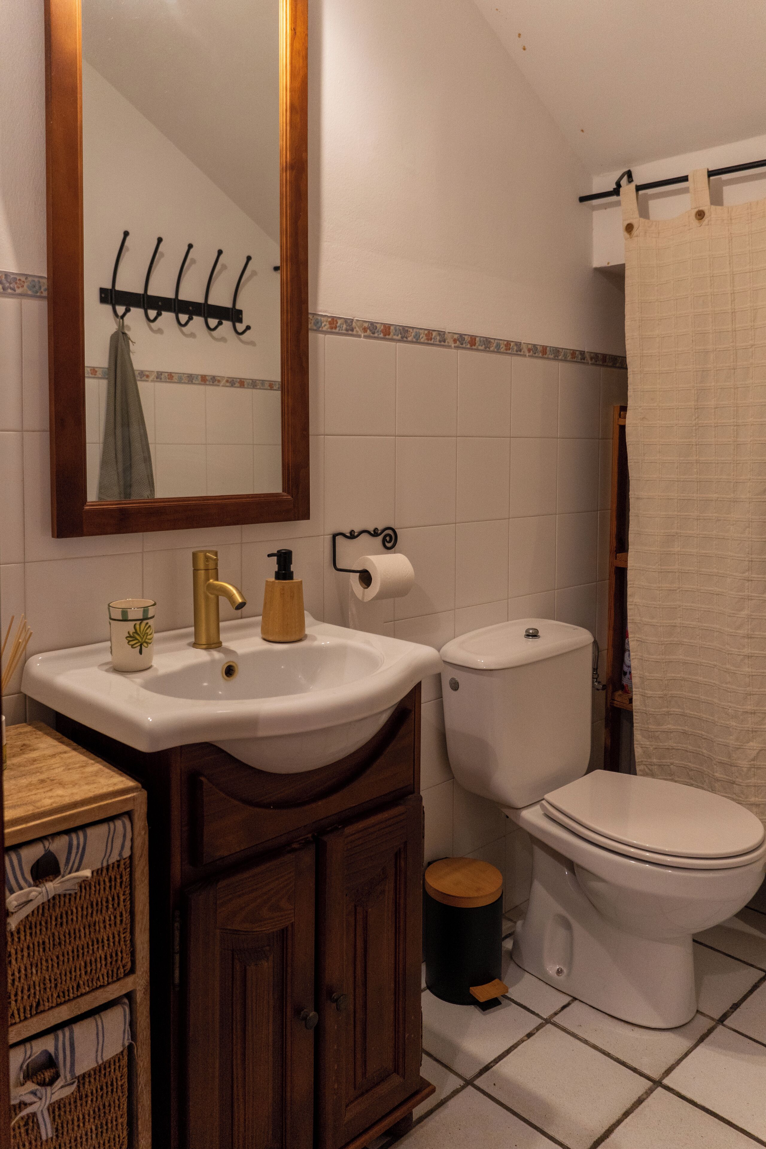 Een douche, een bidet, handdoeken, zeep