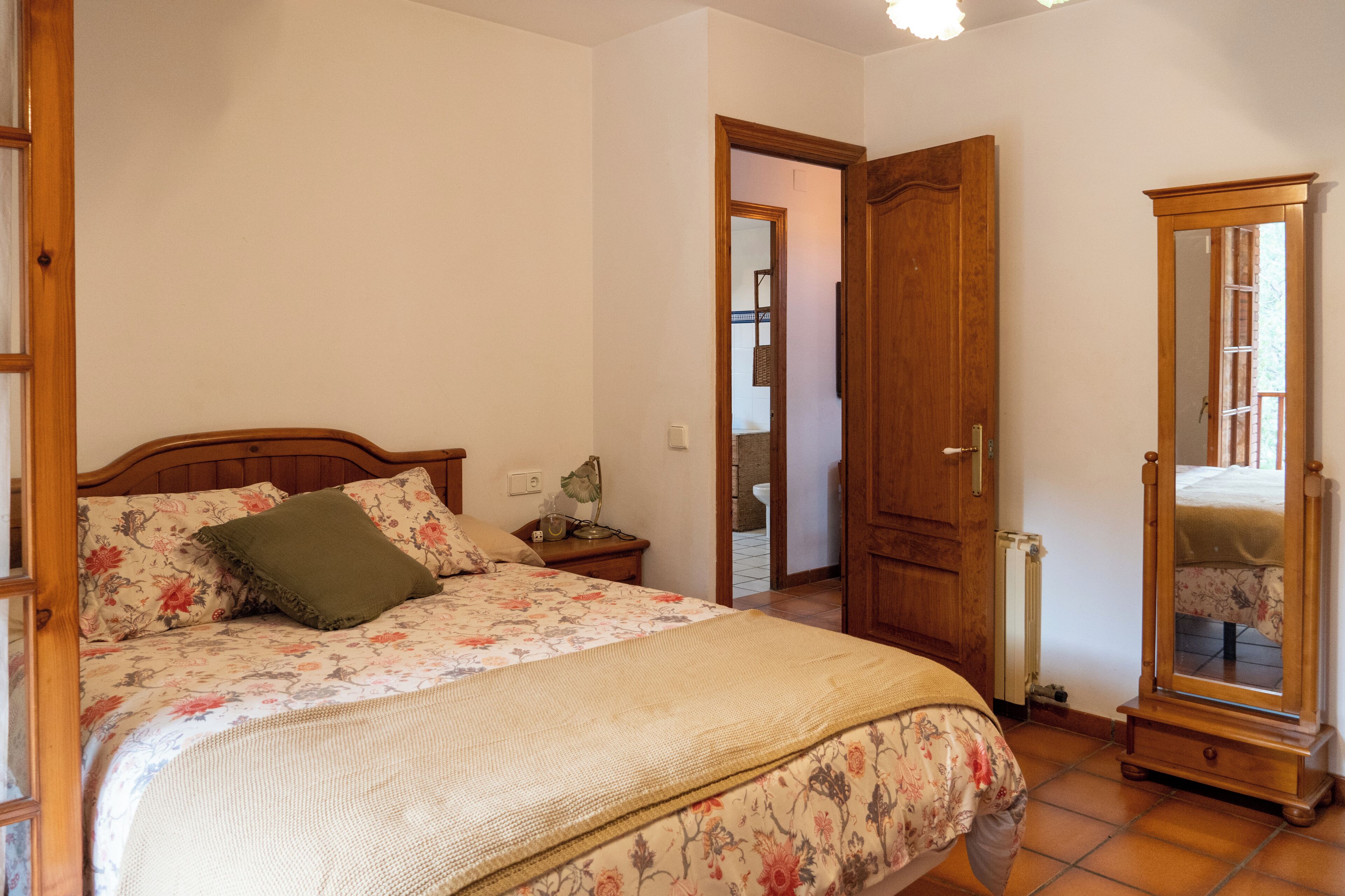 Een strijkplank/strijkijzer, internet, beddengoed