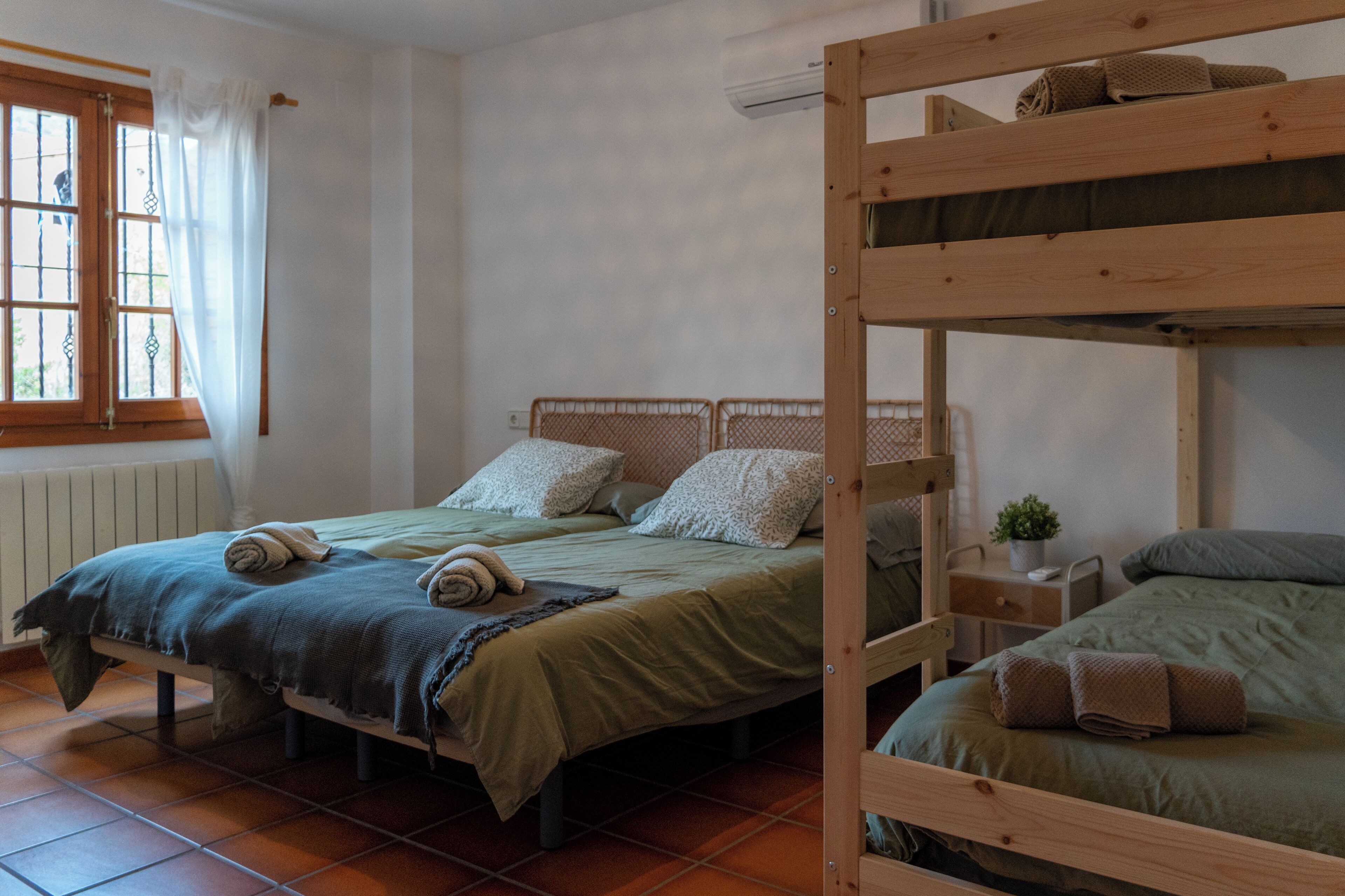 Een strijkplank/strijkijzer, internet, beddengoed