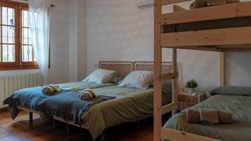 Een strijkplank/strijkijzer, internet, beddengoed