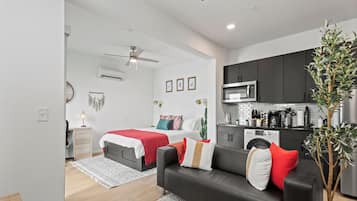 Een strijkplank/strijkijzer, wifi, beddengoed