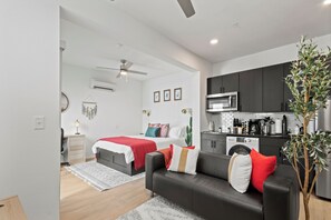 Een strijkplank/strijkijzer, wifi, beddengoed