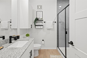 Shower, hair dryer, towels, soap - Studio|Arts District|Near Aquarium|Free Parking (Dallas)