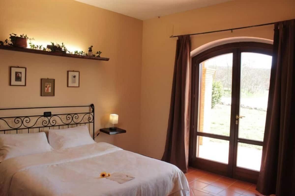 Basic-Doppelzimmer, Bergblick | Schreibtisch, kostenloses WLAN