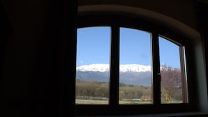 A window with a view of a snow-capped mountain and a clear sky. - Agriturismo C'era Una Volta (Poggio Picenze)
