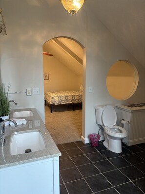 Secador de pelo y toallas