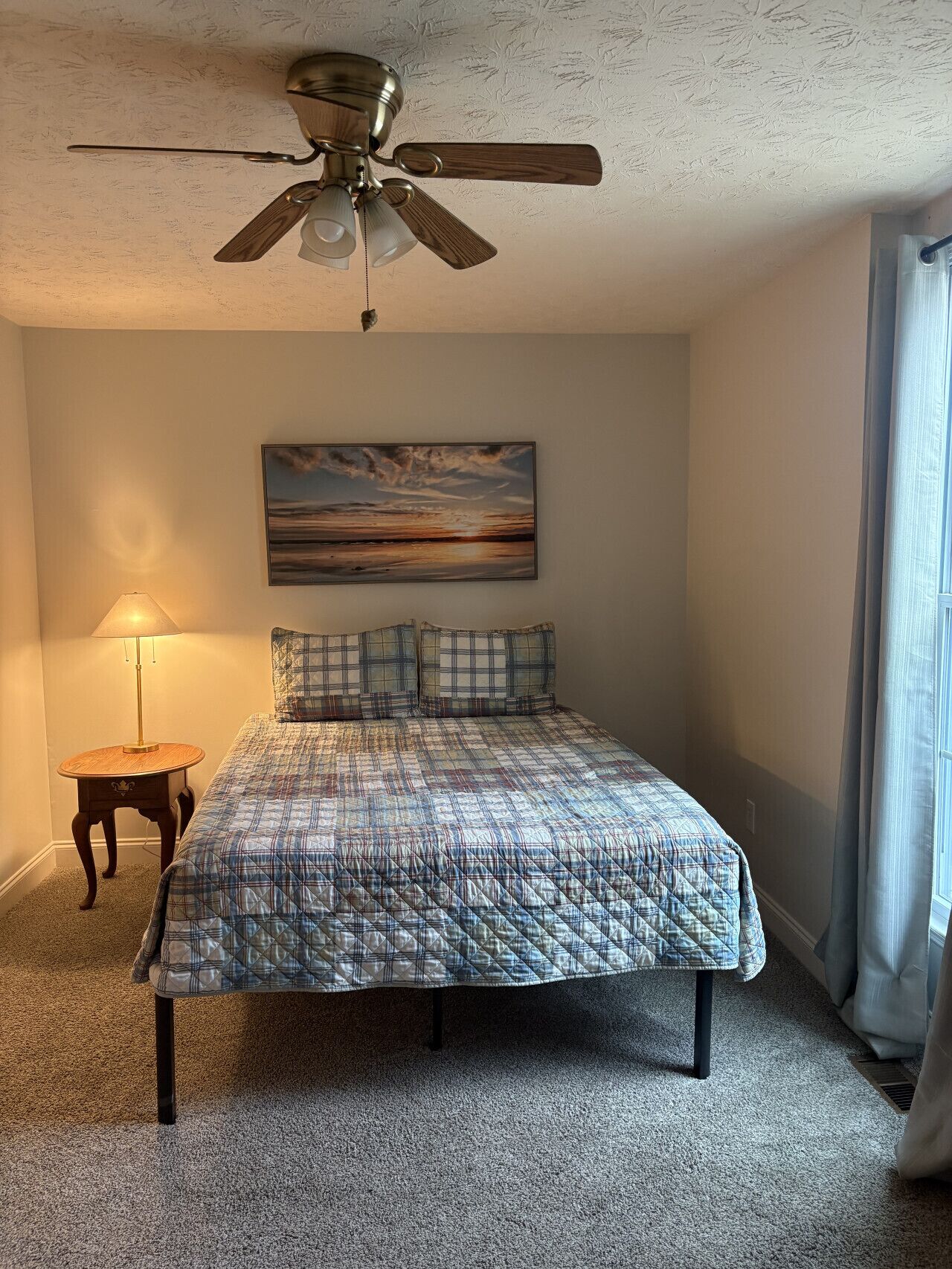 Een strijkplank/strijkijzer, wifi, beddengoed