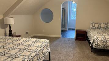 Tabla de planchar con plancha, wifi, ropa de cama