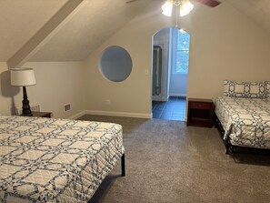 Tabla de planchar con plancha, wifi, ropa de cama