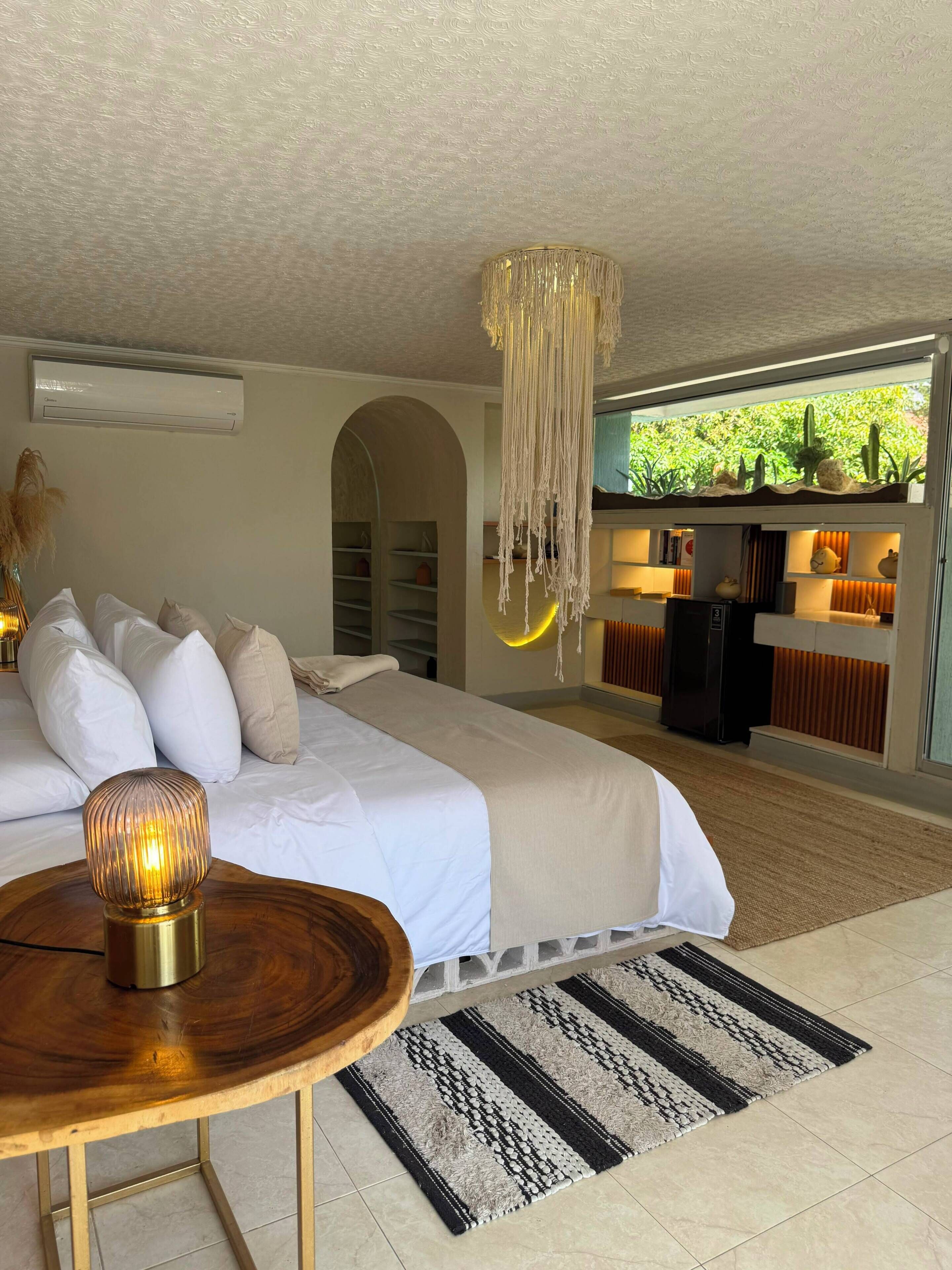 Suíte superior, sacada, vista para a cidade | Frigobar, individualmente decorados, individualmente mobiliados