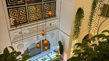 Luksus-dobbelt- eller tomannsrom, balkong, byutsikt | Innvendig