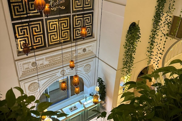 Habitación de lujo con 1 cama matrimonial o 2 individuales, balcón, vista a la ciudad | Interior