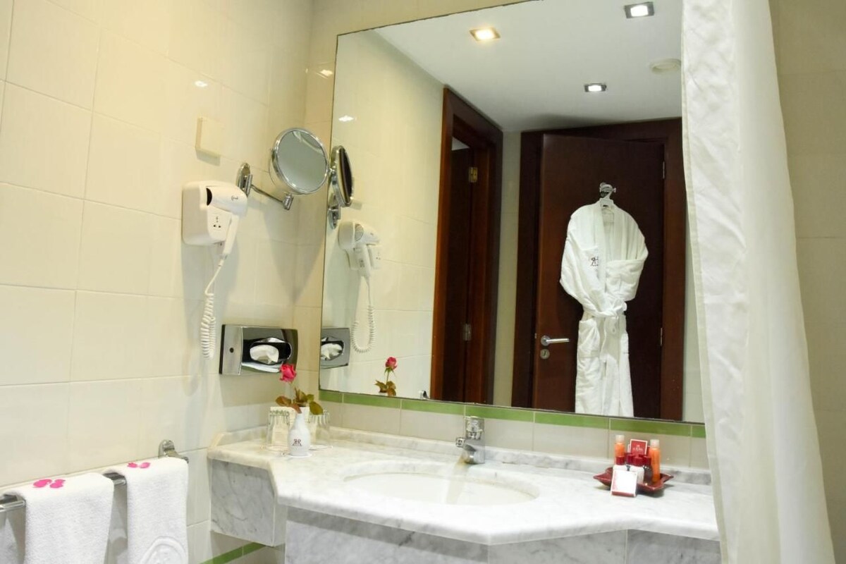 Ensemble douche/baignoire, articles de toilette gratuits, sèche-cheveux