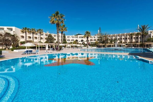 Alberca techada y alberca al aire libre