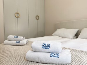 Suite estudio, balcón | Cortinas opacas, tabla de planchar con plancha, wifi gratis