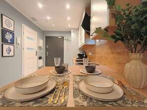 Suite estudio, balcón | Cocina privada | Placa de cocina, lavavajillas, plancha y utensilios de cocina