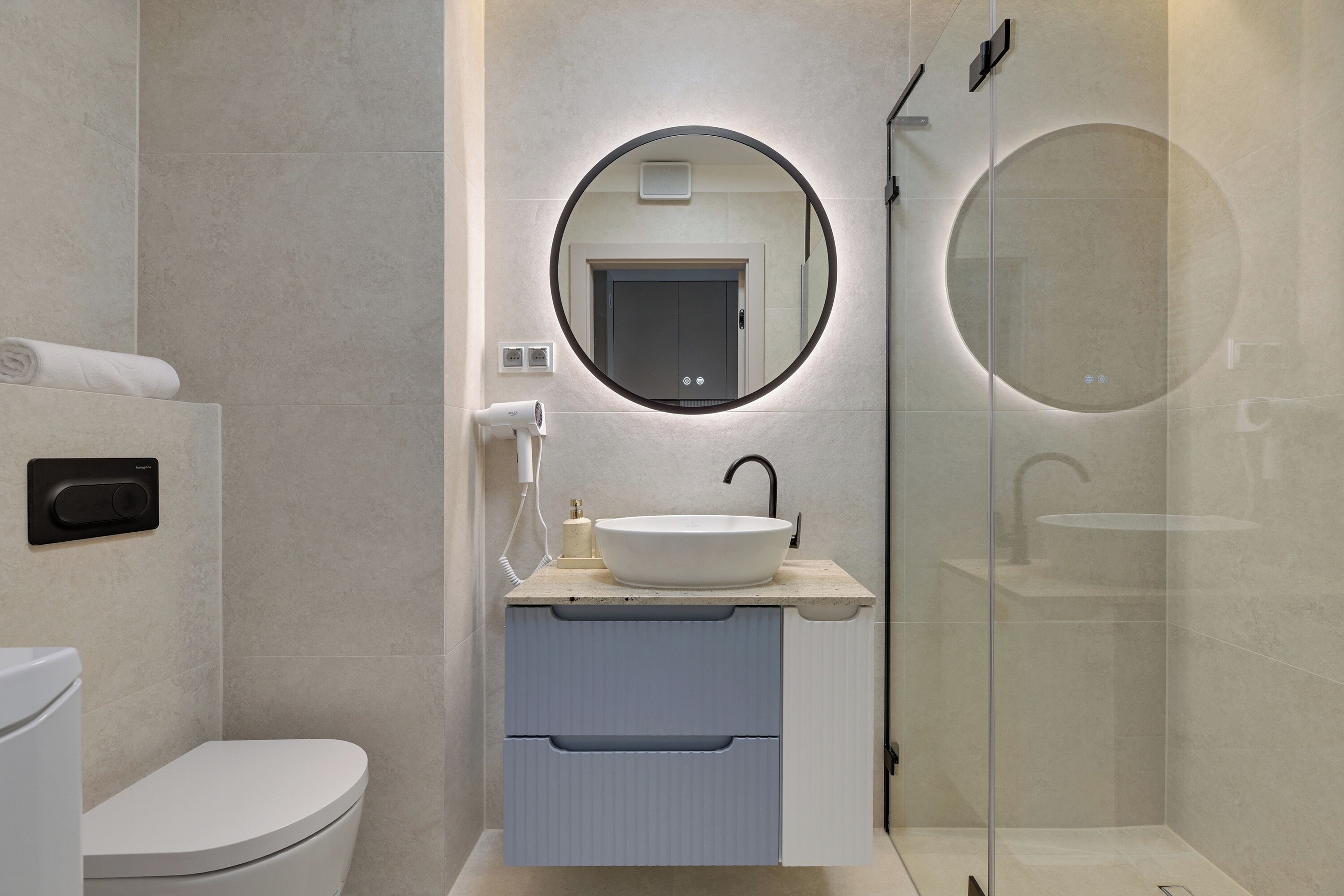 Design studio suite, balkon | Badkamer | Een douche, een haardroger, handdoeken, zeep